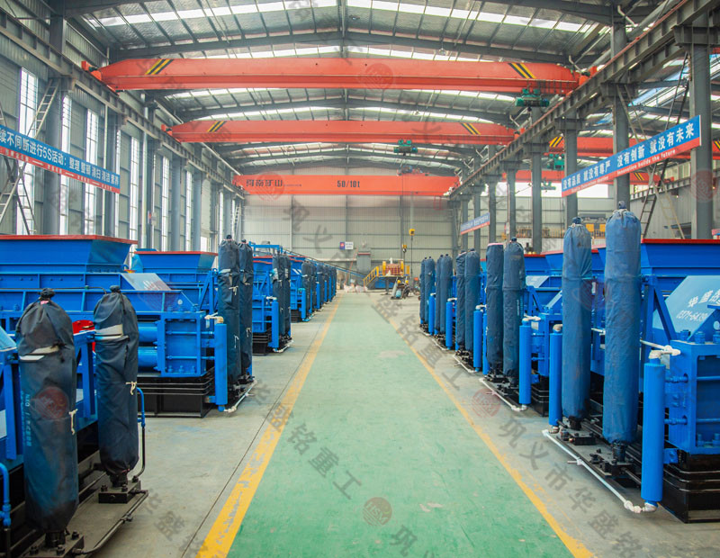 處理建筑廢料用什么設備？破碎紅磚用雙齒輥破碎機好嗎？